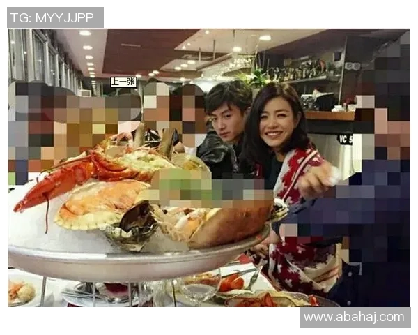 足球明星身着西装领奖合照与女伴甜蜜瞬间尽显风采与魅力 足球明星身着西装领奖合照与女伴甜蜜瞬间尽显风采与魅力